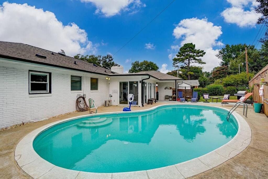 Poolside Bungalow With Fire Pit Fun And King Suite Charlotte Exterior photo