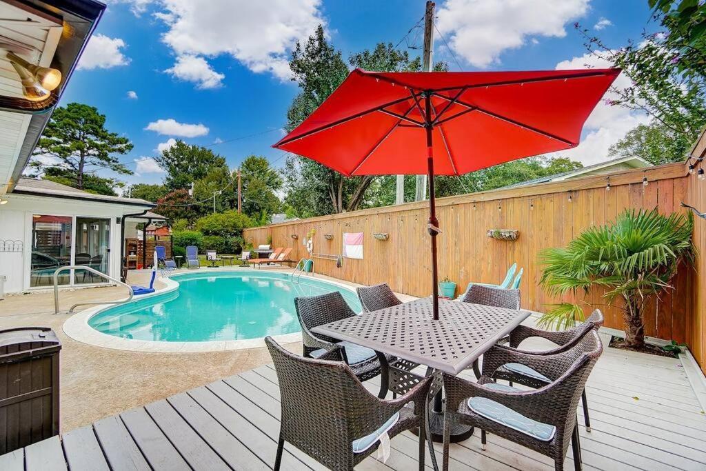 Poolside Bungalow With Fire Pit Fun And King Suite Charlotte Exterior photo